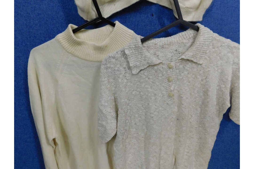 A quantity of mid to late 20th Century ladies knitwear to include a cream cashmere cardigan with - Image 5 of 5