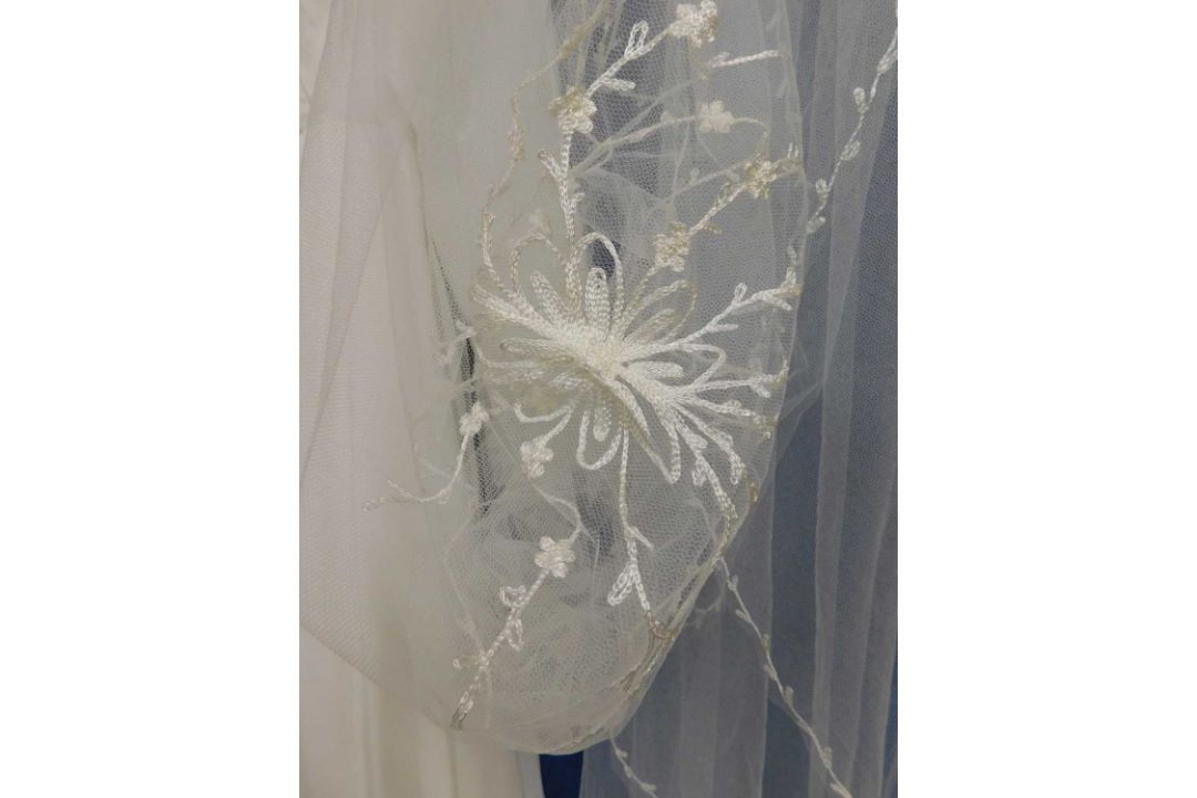 A circa 1960's/70's wedding dress with lace detail to front, frilled cuffs and hem with train - Image 7 of 7