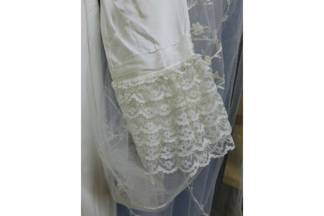 A circa 1960's/70's wedding dress with lace detail to front, frilled cuffs and hem with train - Image 4 of 7