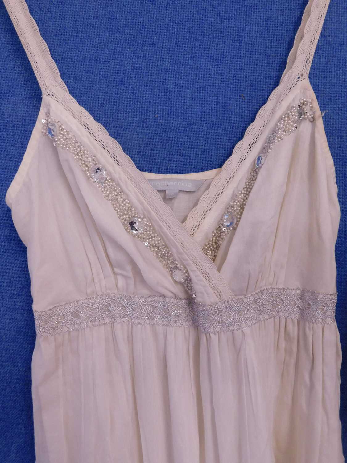 A navy blue chiffon heavily beaded dress with matching tie belt, with V-neck and collar with bugle - Image 3 of 6