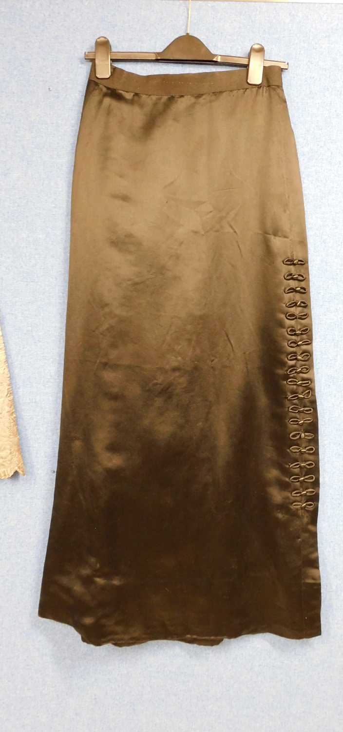 A lady's late Victorian black jacket with high neck and lace trim, deep V neck front with black - Image 10 of 15