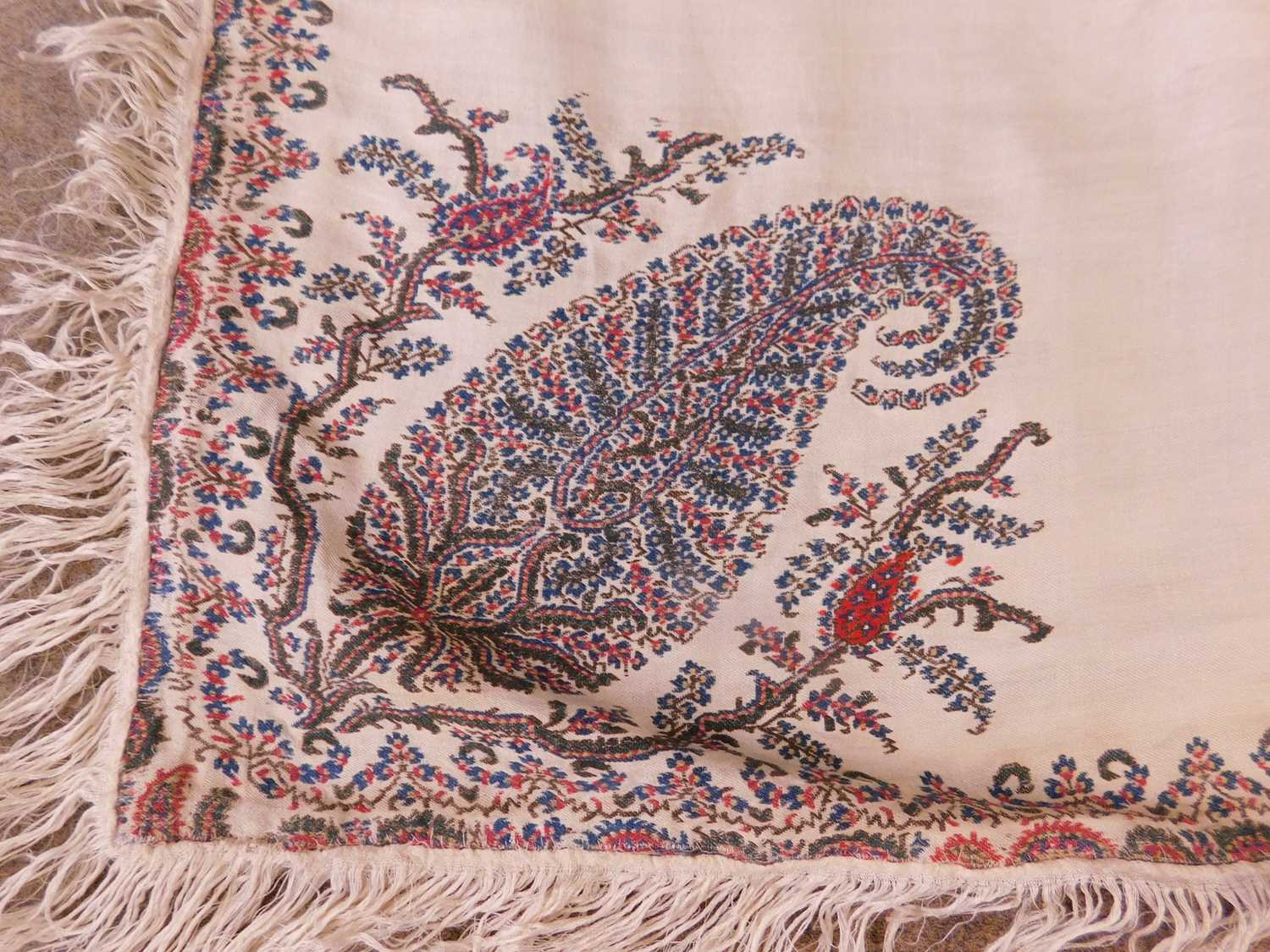 A 19th century silk paisley shawl, with cream ground and paisley pattern, approx. 112 x 112cm - Image 5 of 7