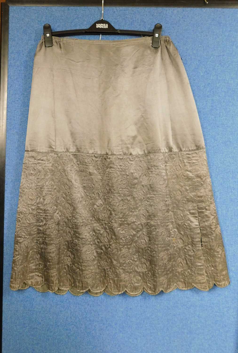 A lady's late Victorian black jacket with high neck and lace trim, deep V neck front with black - Image 12 of 15