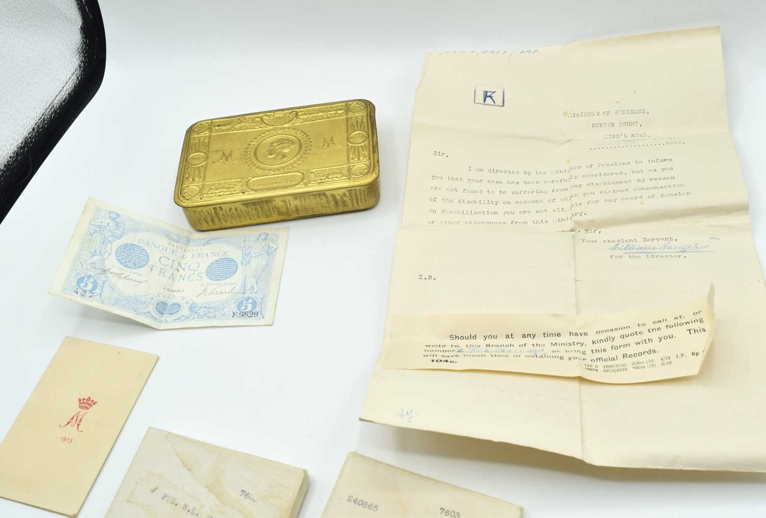 First World War 1914 Queen Marys Christmas Tin, 1915 Christmas card, 1916 French bank note - Image 3 of 3