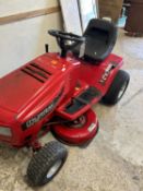 A Murray 125/96 lawn tractor/lawnmower with key