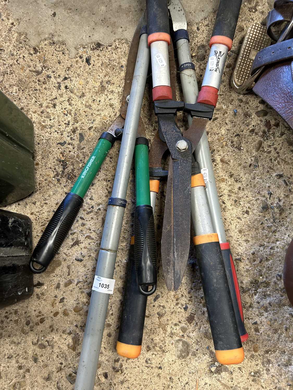 Mixed lot of garden shears and loppers