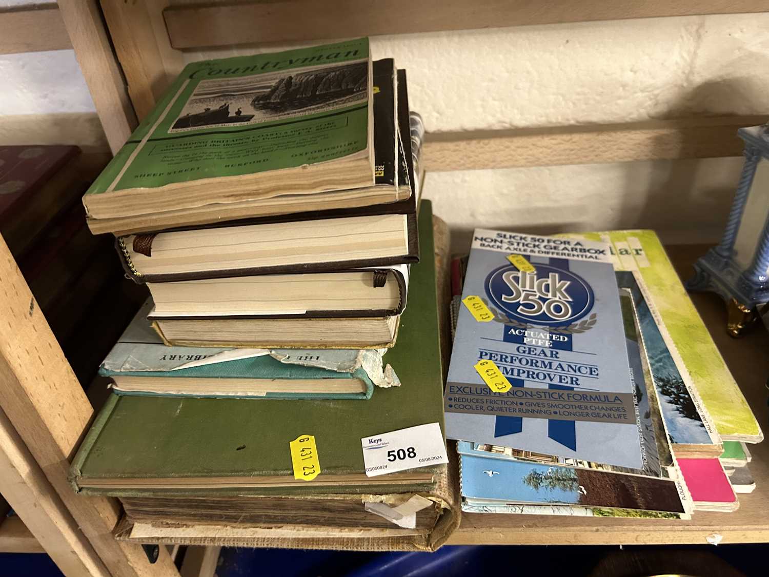 Mixed Lot: Various assorted books and ephemera to include some motoring interest