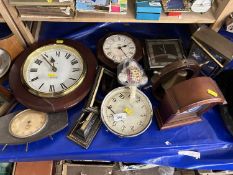 Mixed Lot: Various assorted wall and mantel clocks