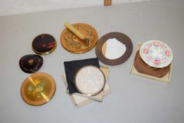 Quantity of compacts etc