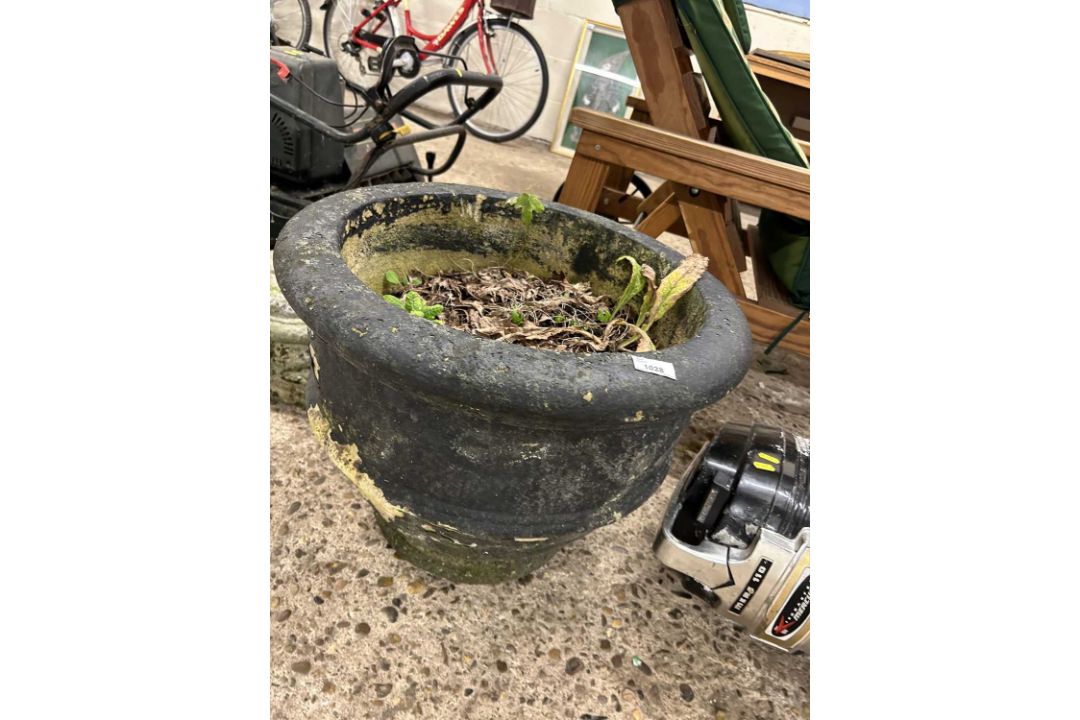 A composite garden planter - Image 1 of 2