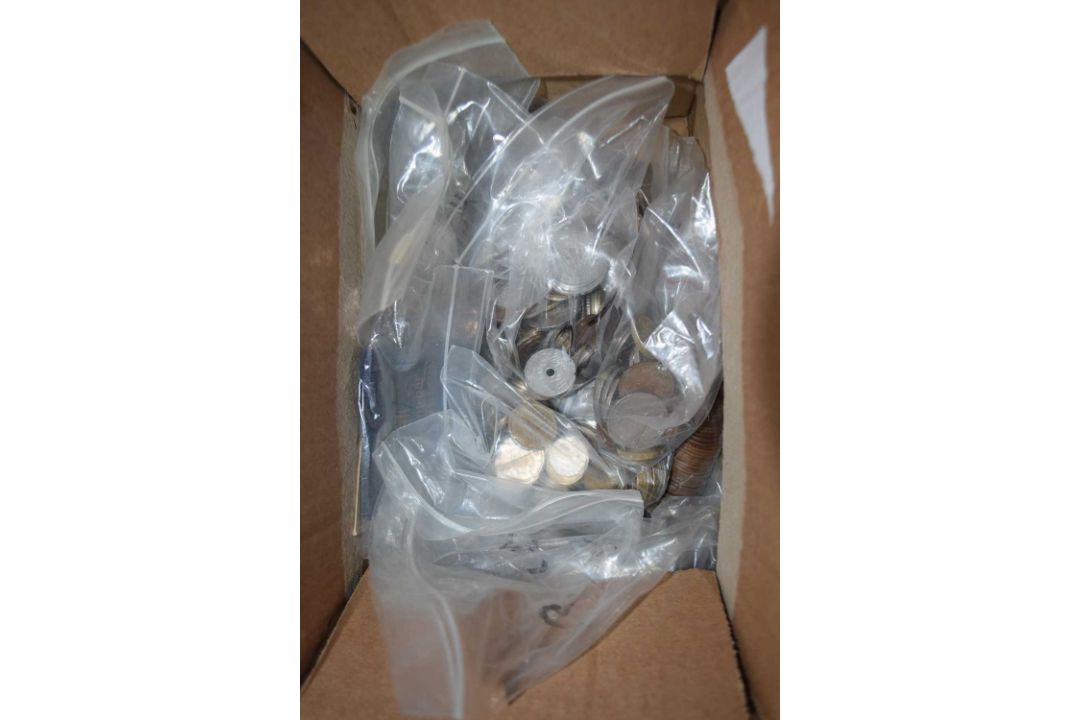 Box of various mixed coinage to include commemorative crowns