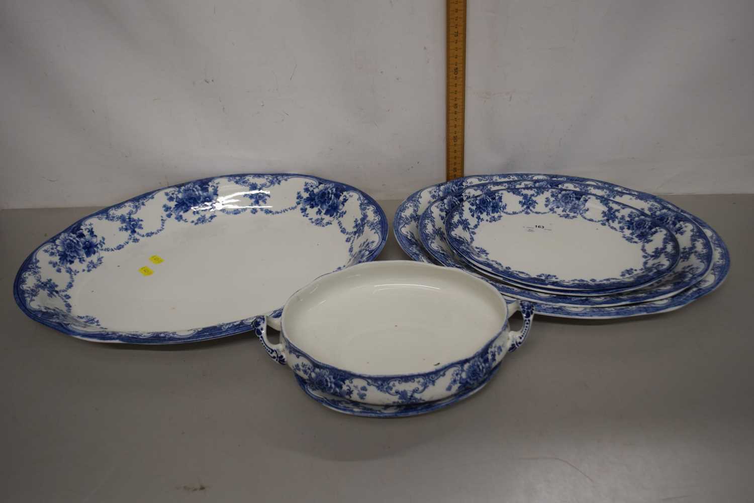 Quantity of Bexley pattern dinner wares