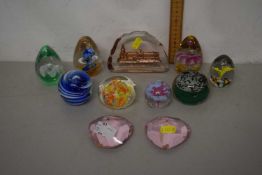 Mixed Lot: Assorted paperweights