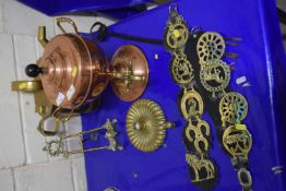 Mixed Lot: Copper samovar, horse brasses, copper water can, small brass easel and other items