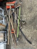 A large mixed quantity of various hand tools