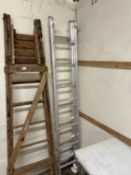 An extending multi rung ladder