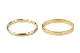 A 9ct gold oval hinged bangle, with line engraved decoration, clasp stamped 375, 6.8cm wide, and