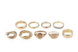 Two 18ct gold wedding bands, one with textured decoration, two 14ct gold wedding bands, two 9ct gold