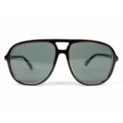 A pair of unisex Gucci Pilot sunglasses, with case and authentication ticket. Black, plastic. Size