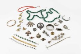 A quantity of jewellery, to include a silver and malachite bracelet, and engraved silver hinged