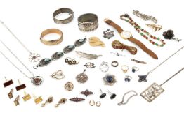 A collection of jewellery, to include a silver hinged bangle with two-colour applied foliate