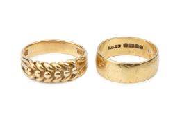 An 18ct gold ring, with plaited decoration, and an 18ct gold wedding band. (2) approx 11.8g overall