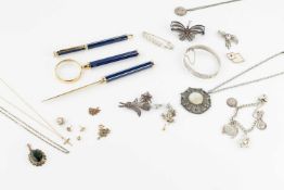 A small collection of jewellery, comprising a yellow metal oval pendant set with a green stone,