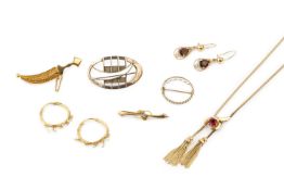 A 9ct gold oval brooch, of openwork design, stamped 9 375, 4.5cm wide, a 9ct gold and seed pearl