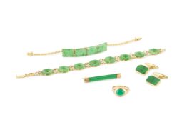 A Chinese gold and jade bracelet, the four hinged rectangular jade plaques with angular link