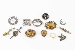 A collection of jewellery, to include a yellow precious metal and cultured pearl dress ring, a