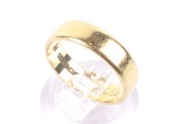 A vintage 18ct gold wedding band. Hallmarks for Birmingham 1972, 5mm wide, size leading-edge L+, 3.