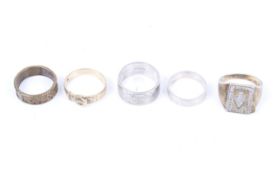 Five rings. Comprising a vintage 9ct gold buckle ring, 4.