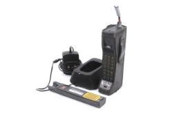 Vintage / Retro mobile phone - Motorola 8500. Together with a desk charger and spare battery.