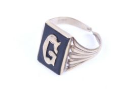 A vintage 9ct gold and rectangular black onyx initial 'G' signet ring.