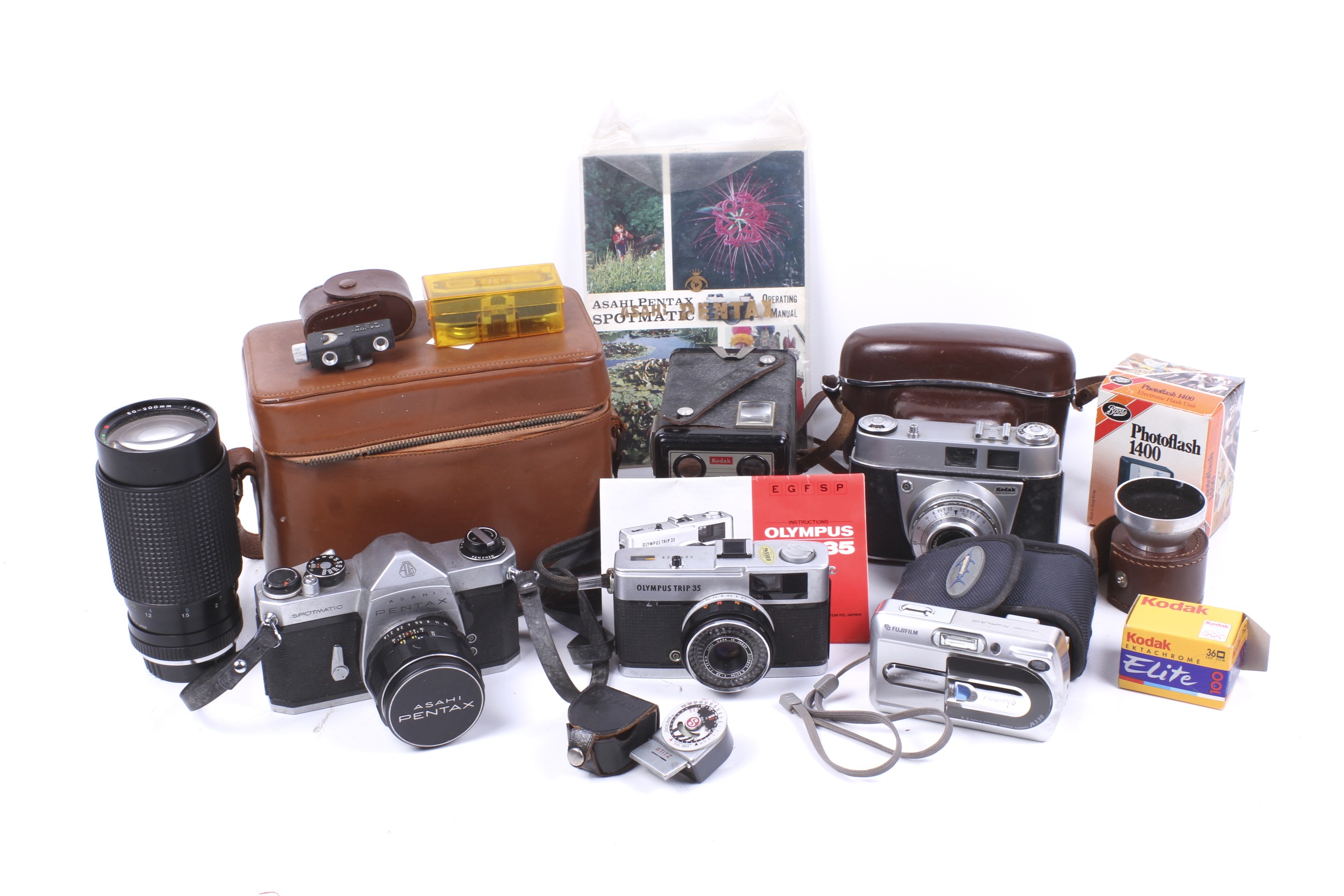 A collection of assorted vintage film cameras. Including an Asahi Pentax Sportmatic, s/n.