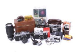 A collection of assorted vintage film cameras. Including an Asahi Pentax Sportmatic, s/n.