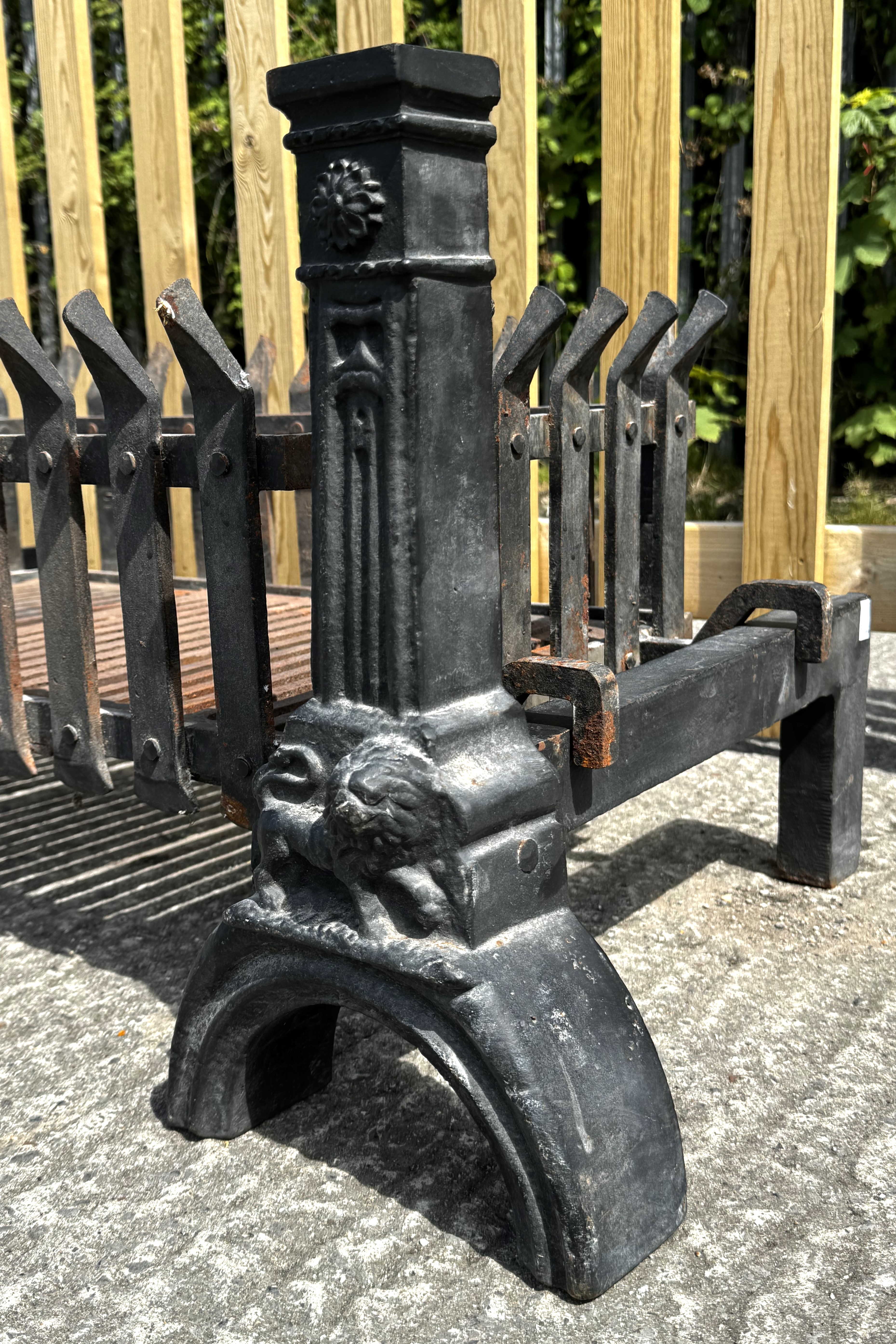 A cast iron fire grate. - Image 2 of 4