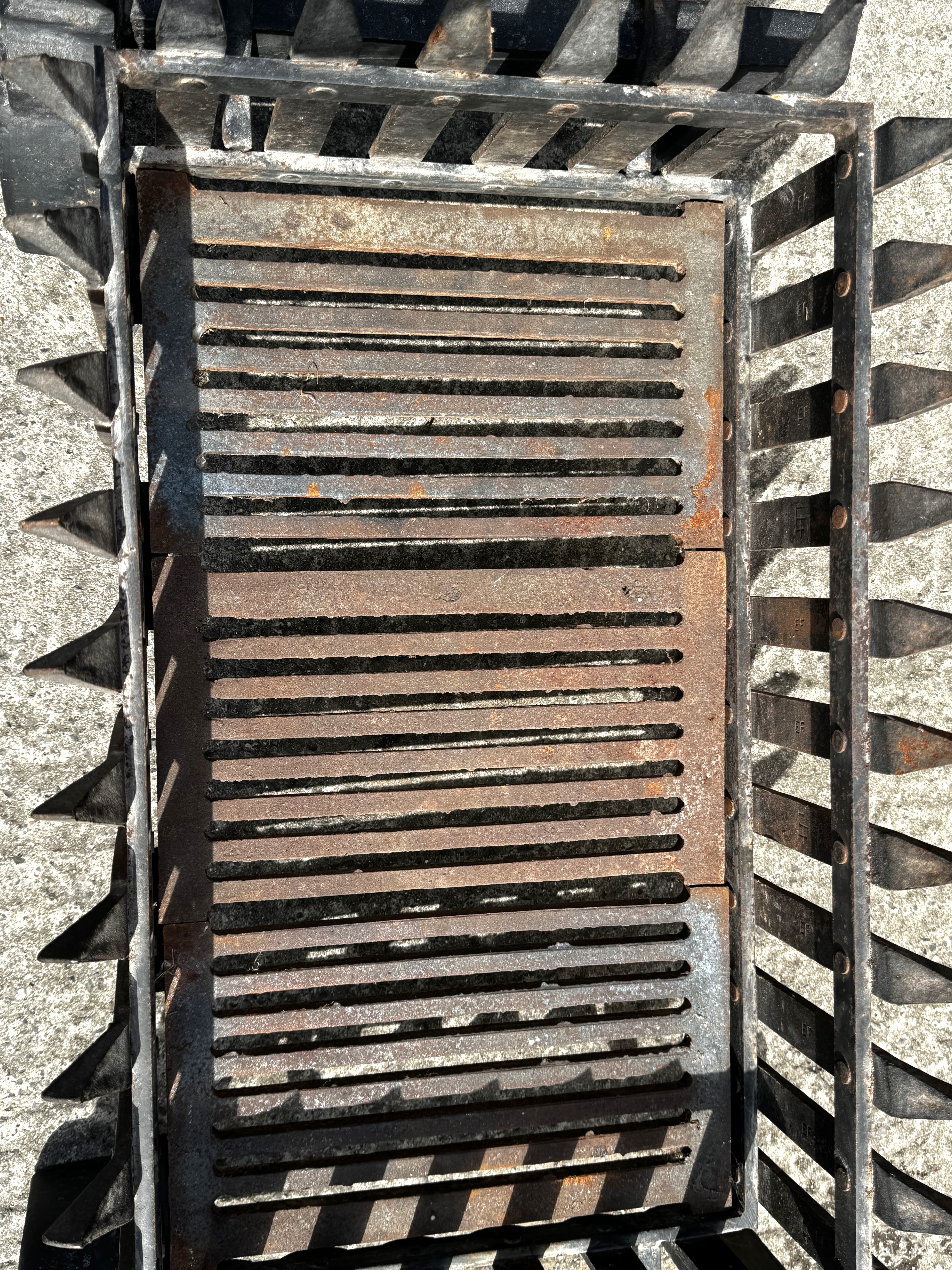 A cast iron fire grate. - Image 3 of 4
