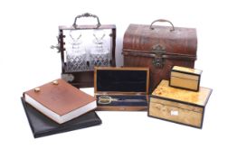 A mixed lot of collectables.