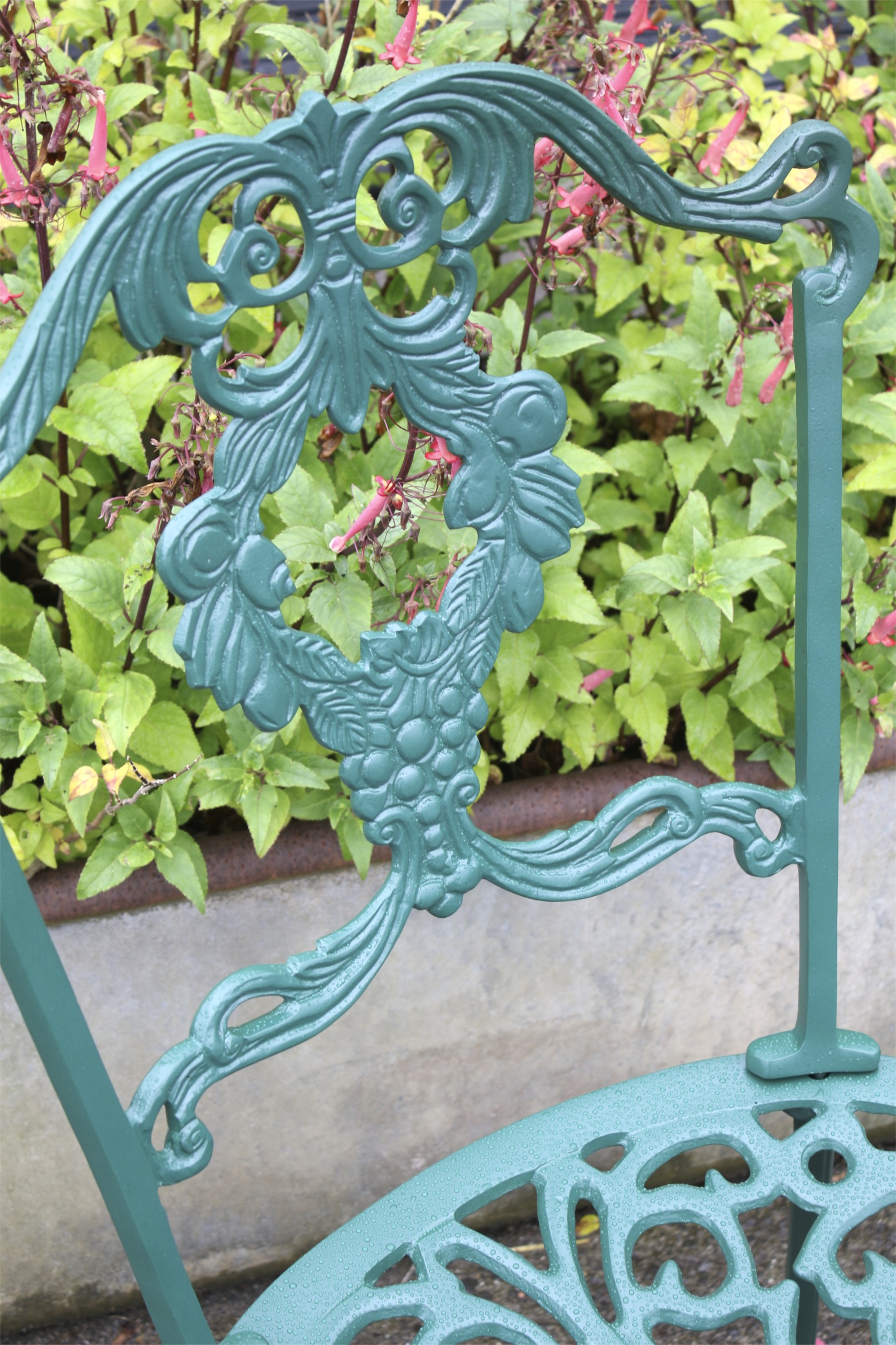 A brand new Coalbrooke cast aluminum table and two chairs. - Image 4 of 4