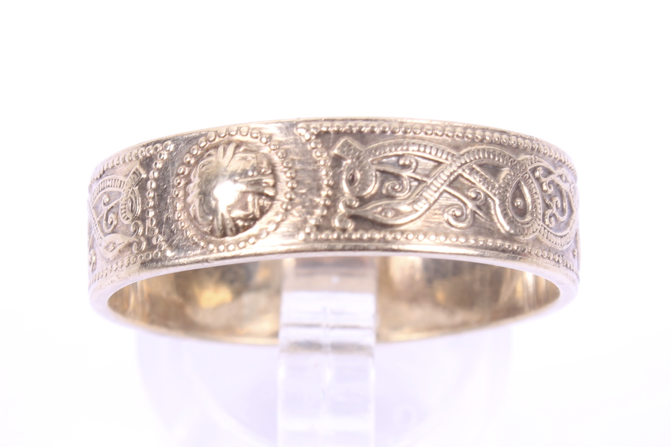A vintage 9ct 'Celtic' broad band ring. - Image 2 of 4
