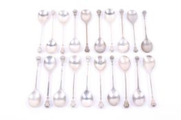 Twenty Colonial 'Silver' and white metal coffee spoons.