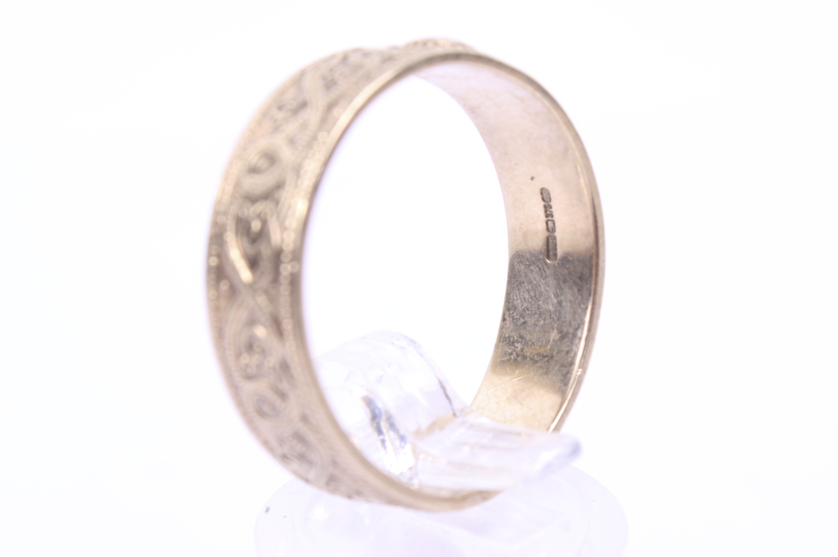 A vintage 9ct 'Celtic' broad band ring. - Image 4 of 4