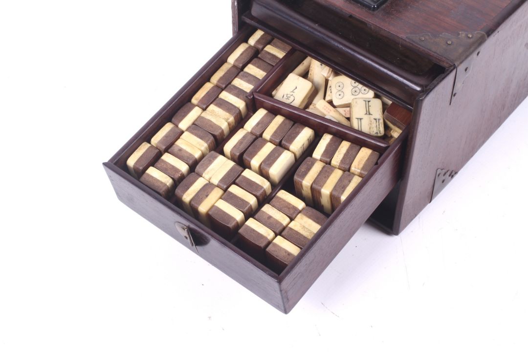 A 1920s Chinese boxed mahjong set. - Image 3 of 4