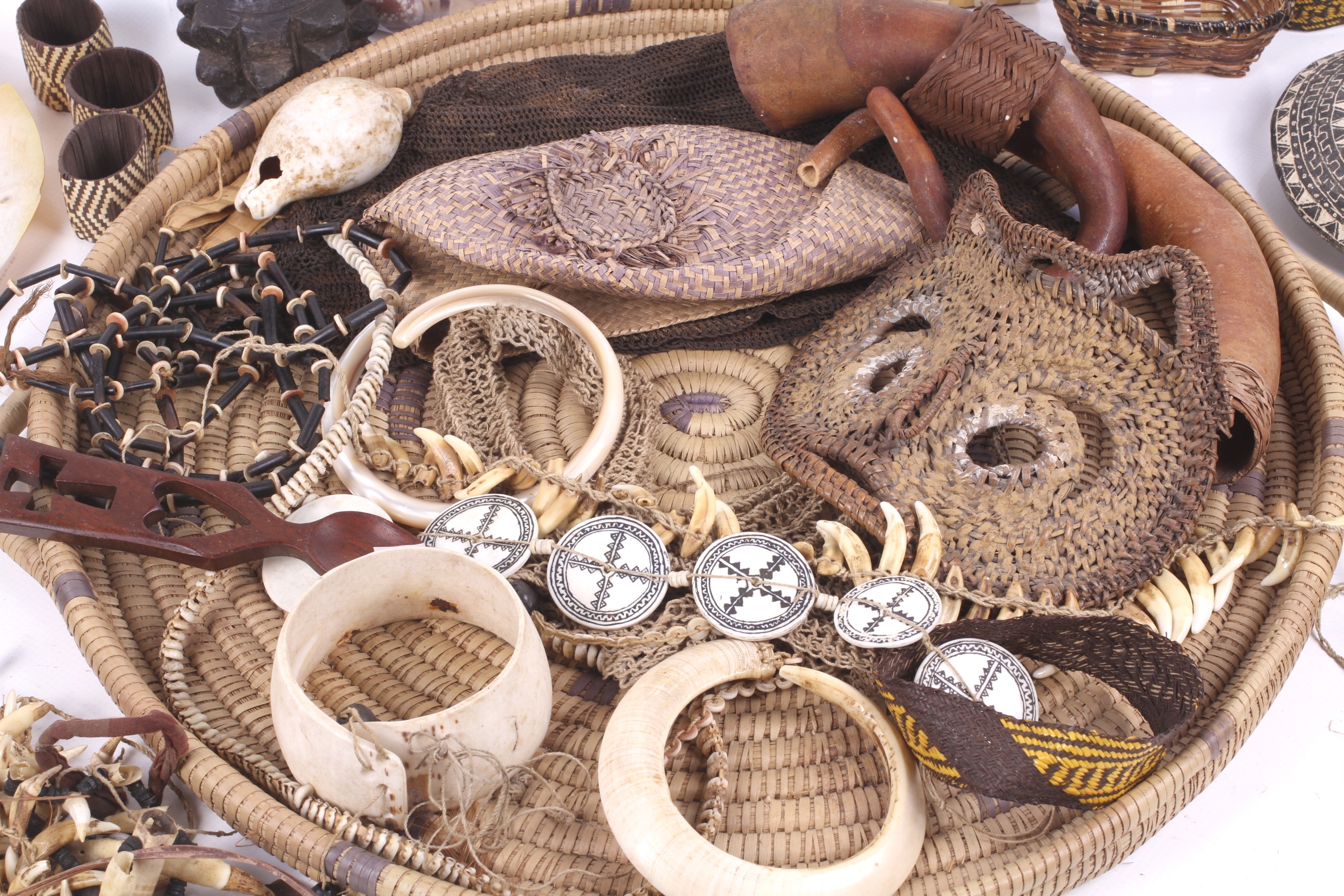 Papua New Guinea. A collection of accessories, jewellery, etc. - Image 2 of 8