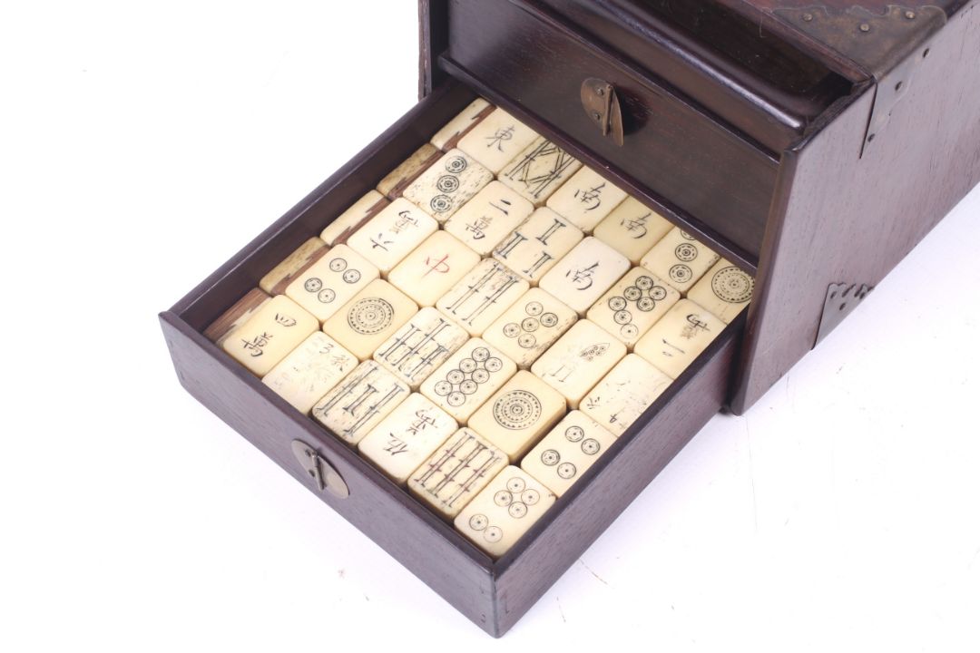 A 1920s Chinese boxed mahjong set. - Image 2 of 4