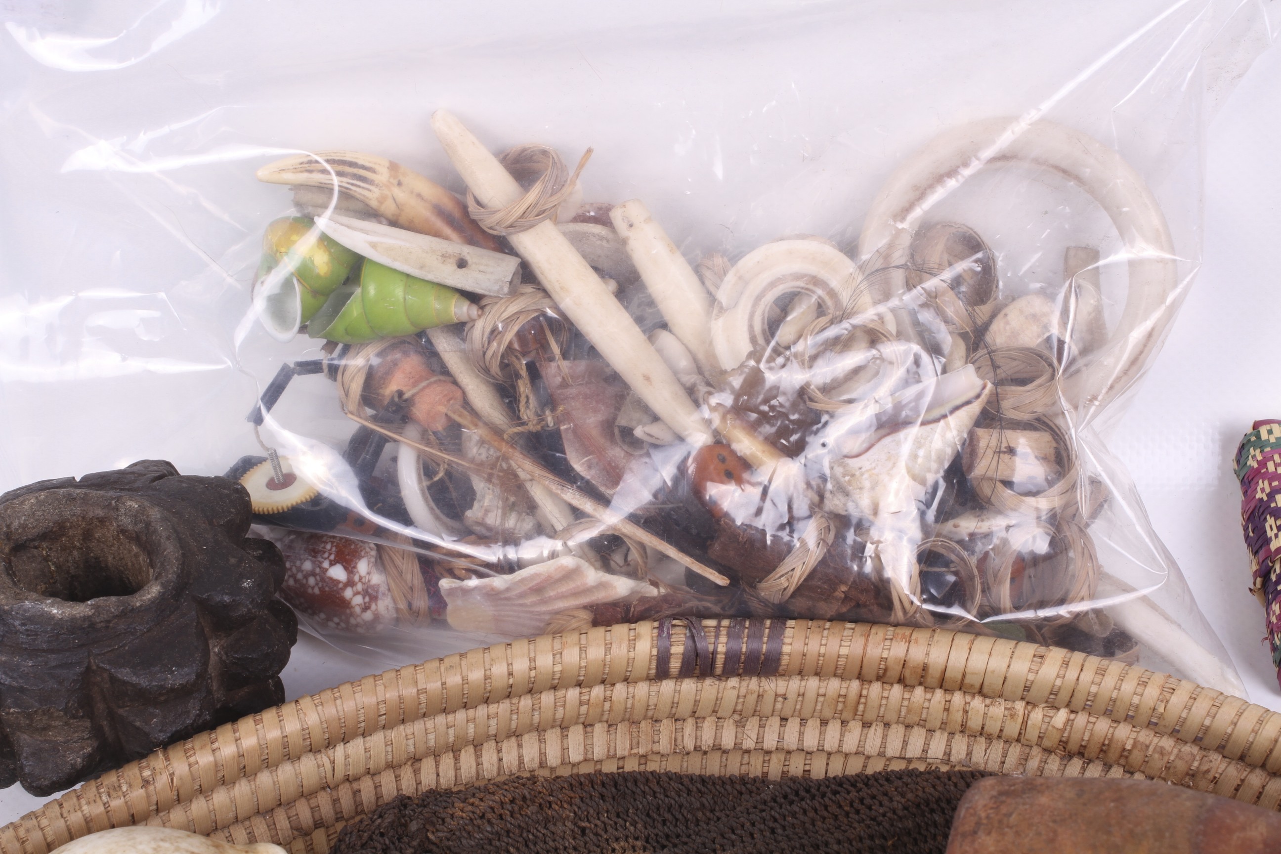 Papua New Guinea. A collection of accessories, jewellery, etc. - Image 4 of 8