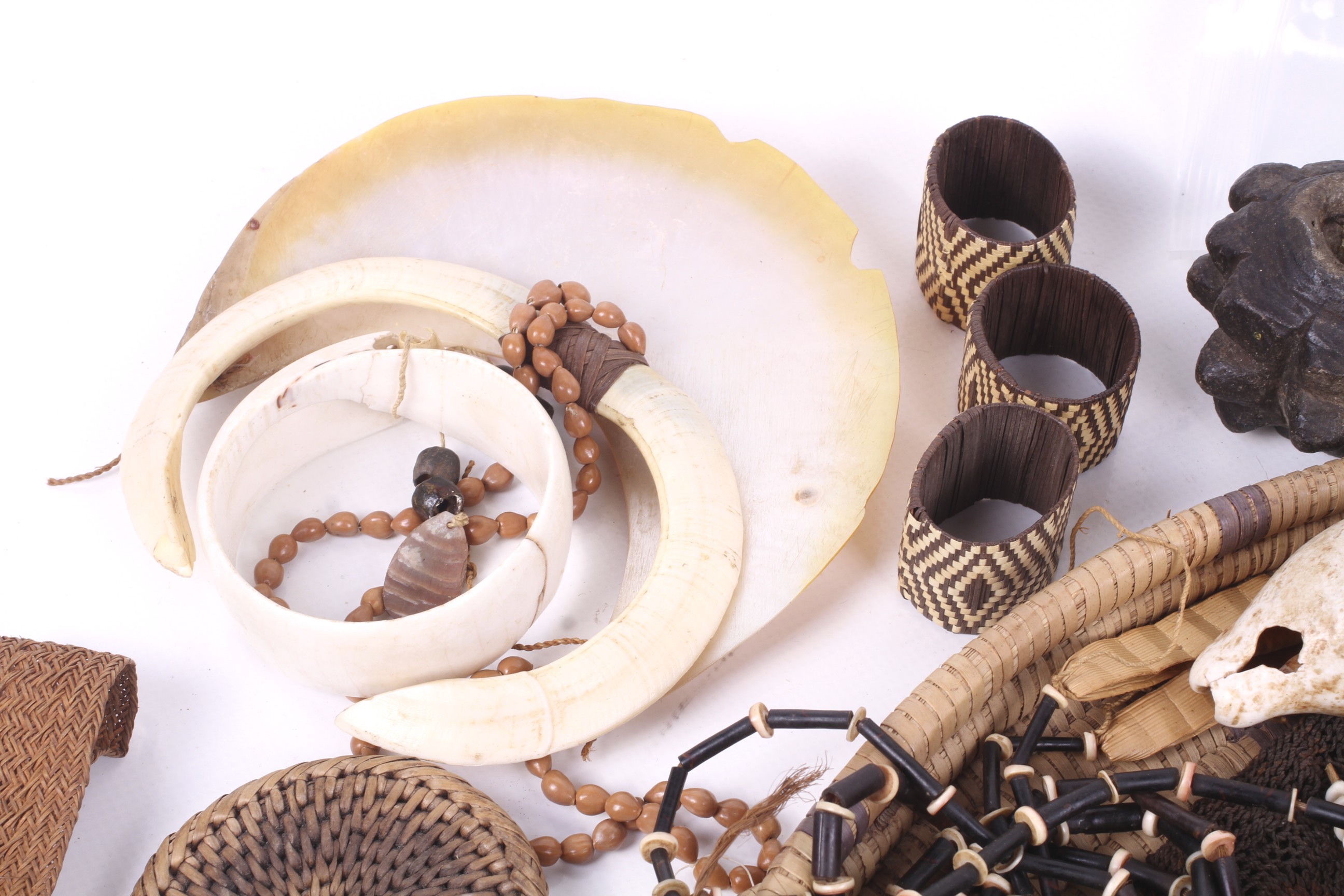 Papua New Guinea. A collection of accessories, jewellery, etc. - Image 3 of 8