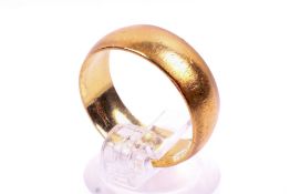 An 18ct gold wedding band. Size P, 5.