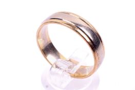 A 9ct gold wedding band. In white and yellow gold with reeded detail. Size U 1/2. 5.